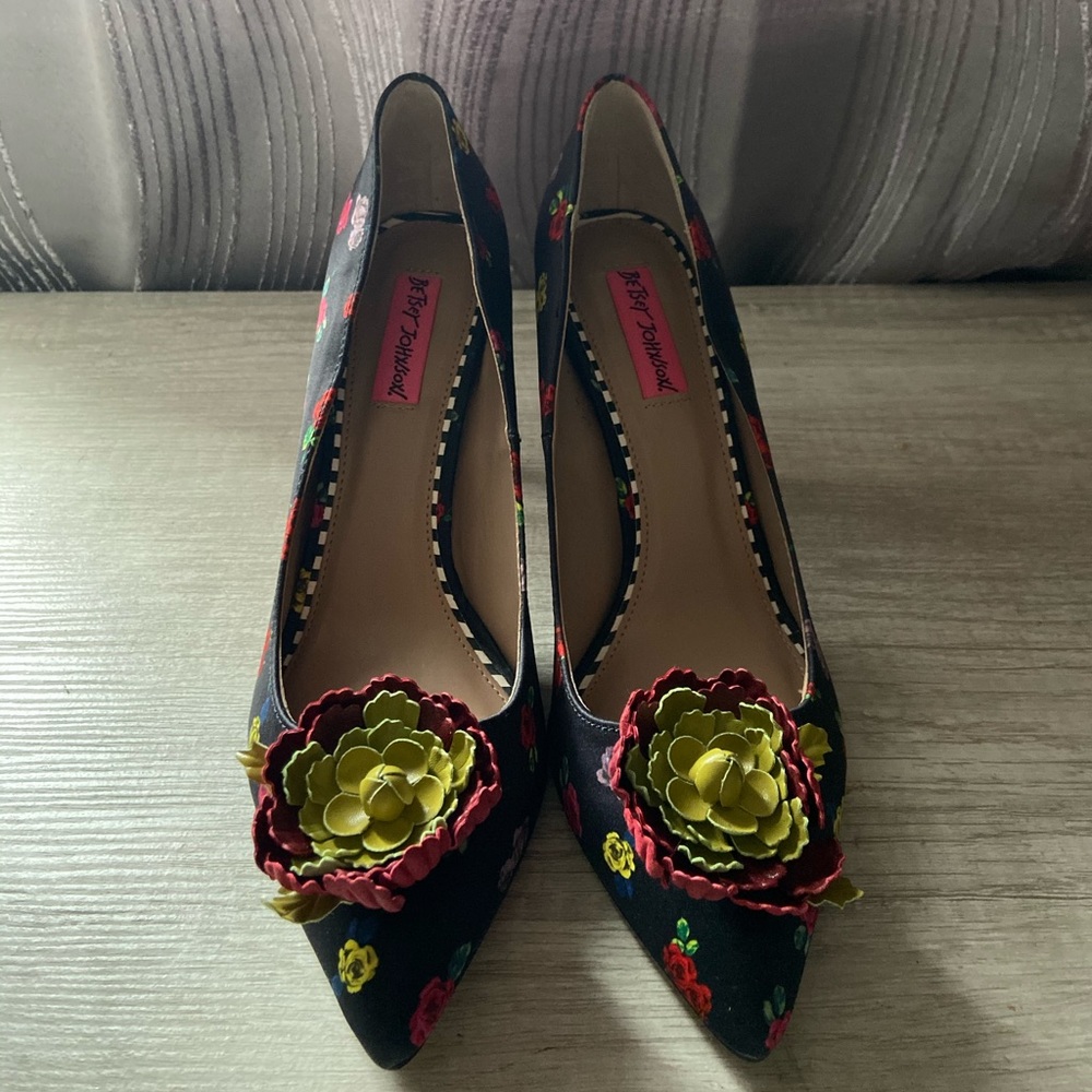 Betsey Johnson Women’s Kamile Pump, Black Formal